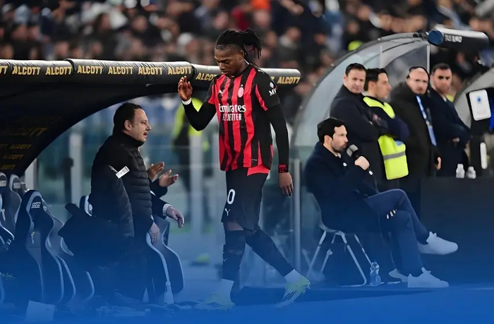 世界杯比赛直播地址-一剑封喉却先戳自己人！米兰头牌怒推主帅，8分差距引爆内讧危机|AC米兰|莱奥|阿莱格里|拉斐尔-达-席尔瓦|塞巴斯蒂安-阿莱_新浪体育_新浪新闻