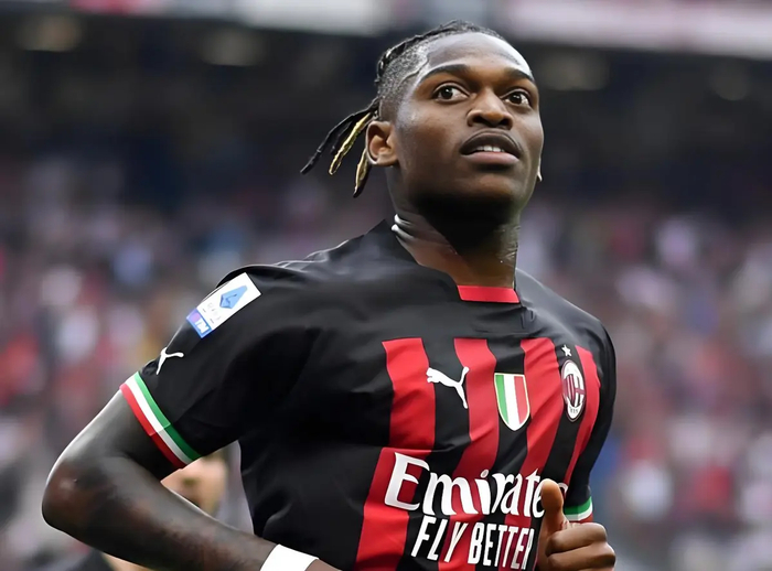 世界杯比赛直播地址-一剑封喉却先戳自己人！米兰头牌怒推主帅，8分差距引爆内讧危机|AC米兰|莱奥|阿莱格里|拉斐尔-达-席尔瓦|塞巴斯蒂安-阿莱_新浪体育_新浪新闻