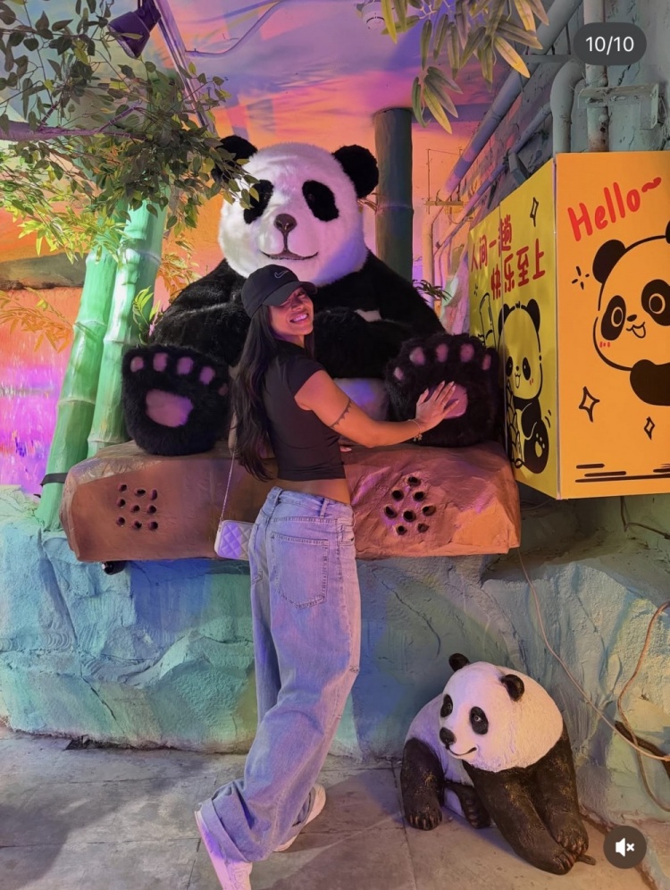 世界杯赛事直播官网app下载-克雷桑女友晒和克雷桑及友人在成都游玩照：带着爱来到成都